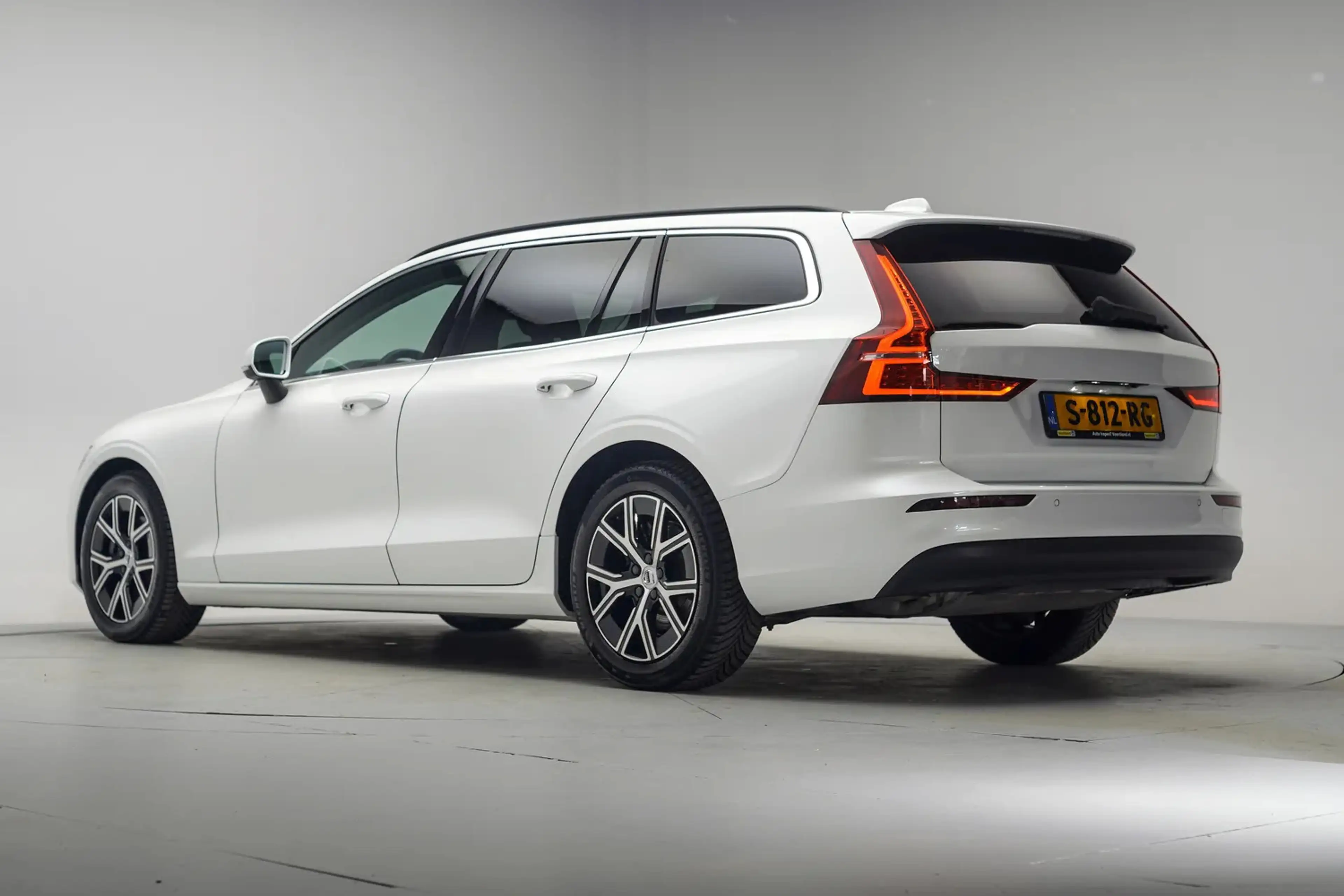 Volvo V60 2.0 B3 Core Aut. [ LED Adapt.cruise Stoelverwarmin — photo 3