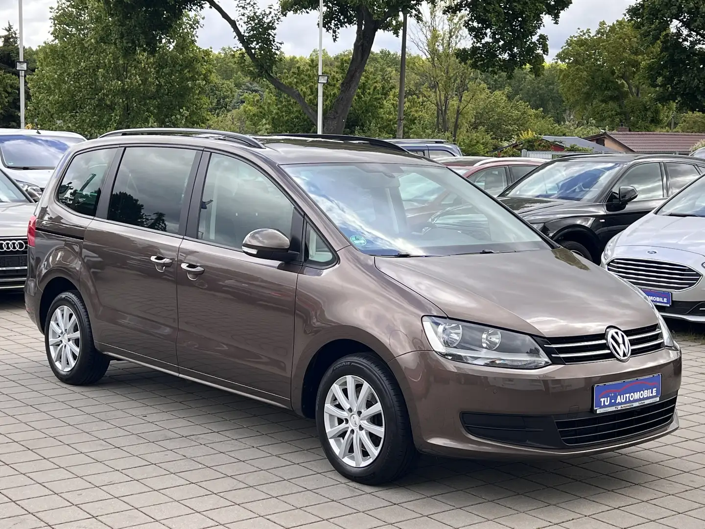 Volkswagen Sharan 1.4 TSI Trendline BMT 7 Sitzer NAVI-SHZ-PDC-8FACH Bruin - 1