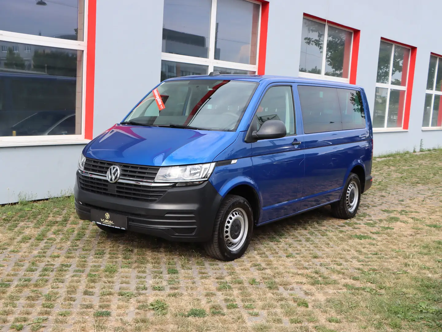 Volkswagen T6.1 Kombi 2.0TDI DSG 4MOTION 3,2t | 9-Sitzer | Rückfahrka Blau - 2