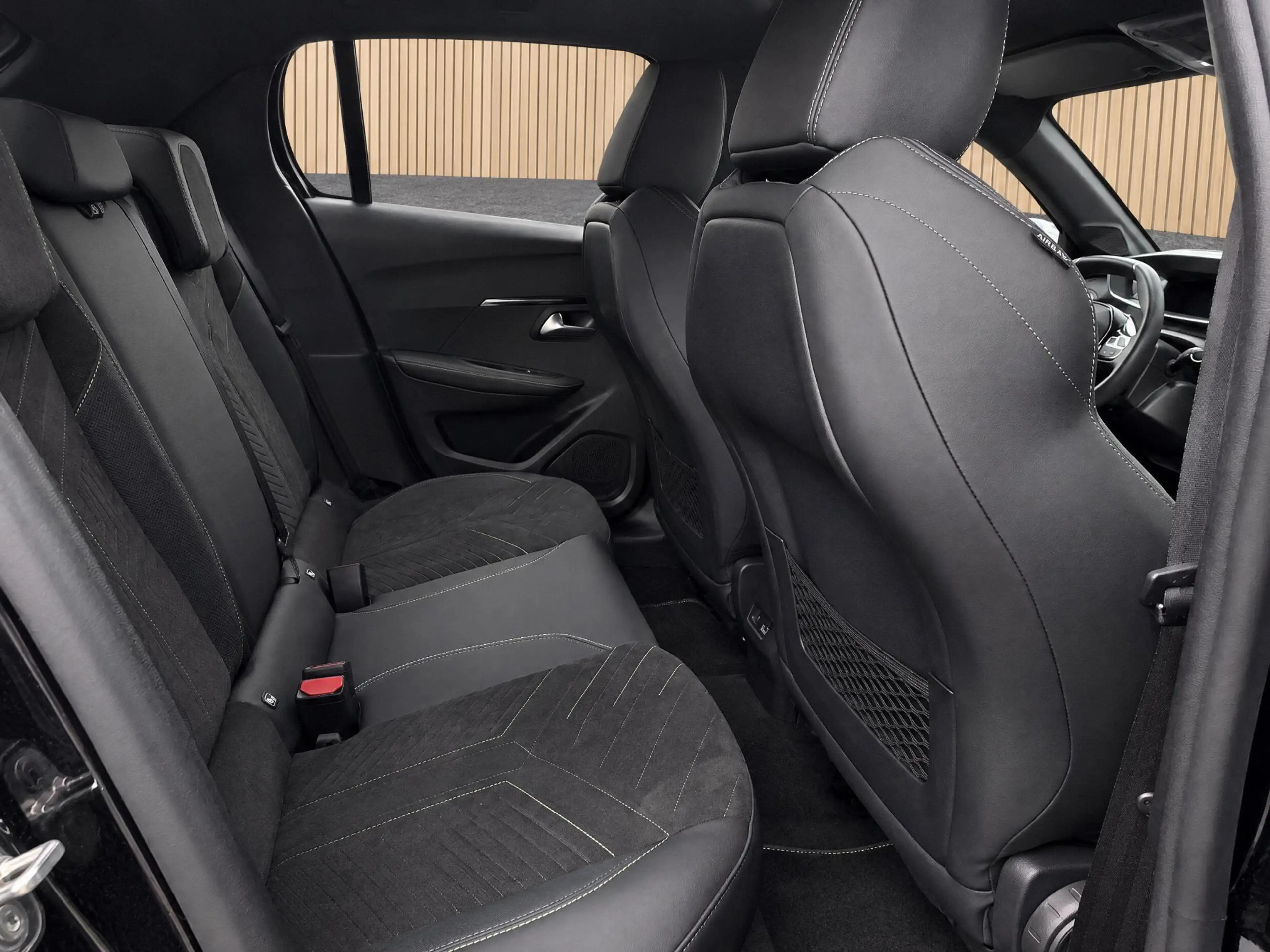 Peugeot e-208 EV GT 50 kWh | Navi / Alcantara / Camera — photo 9