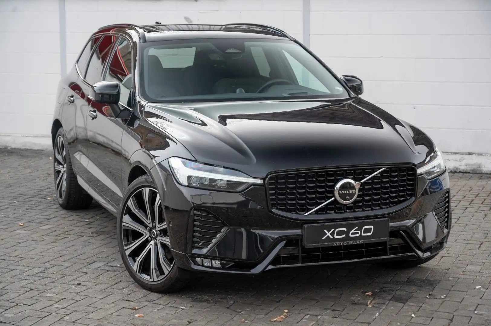 Volvo XC60 B5 Diesel AWD R-Design Schwarz - 1
