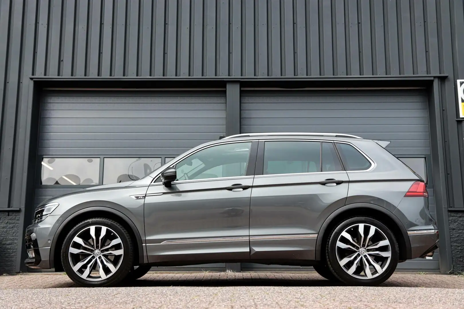 Volkswagen Tiguan 2.0 TSI 4Motion 2x R-Line /LED/PANODAK/KEYLESS/CAM Gris - 2