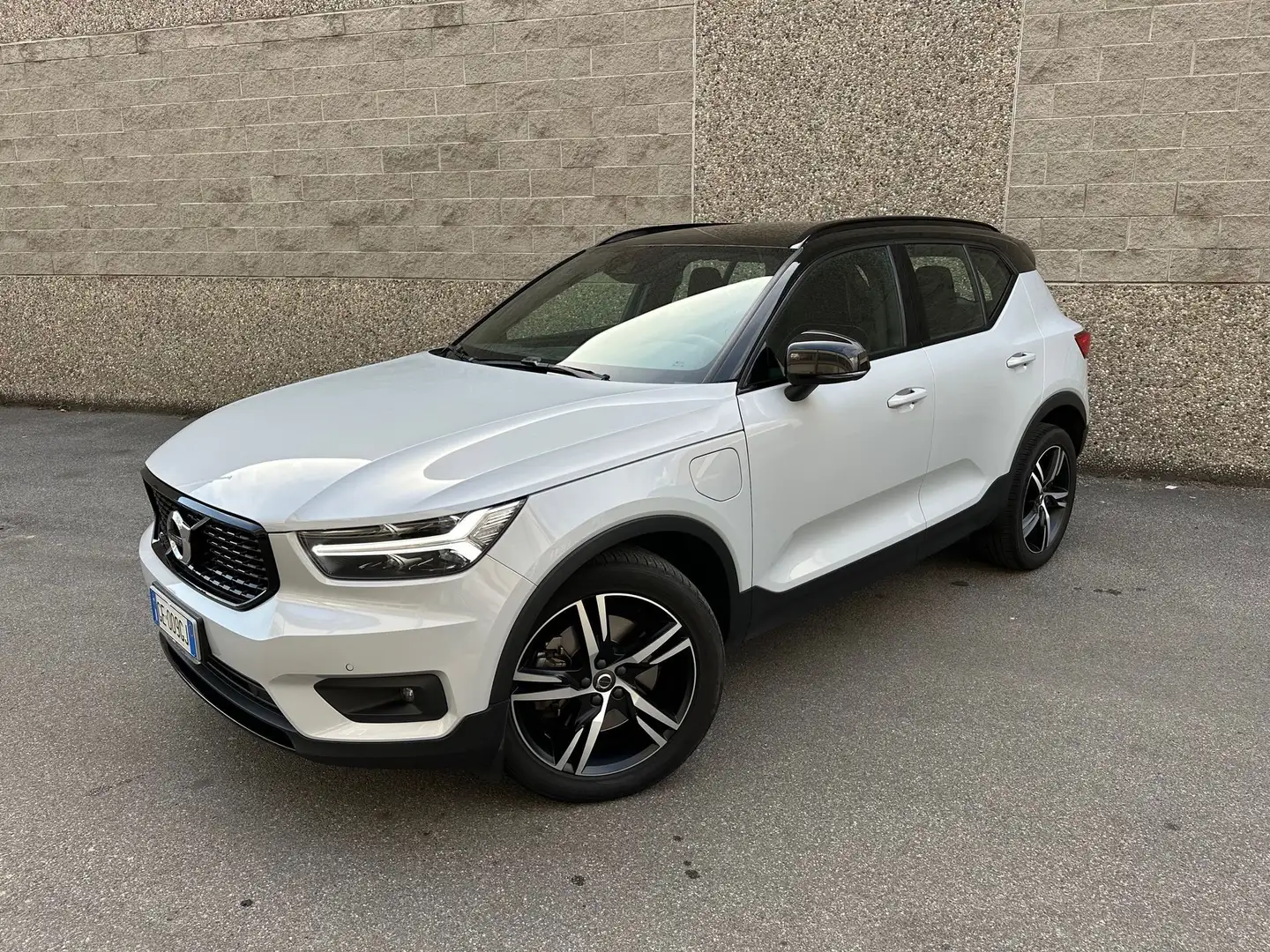 Volvo XC40 T5 Recharge Plug-in Hybrid R-design Bianco - 1