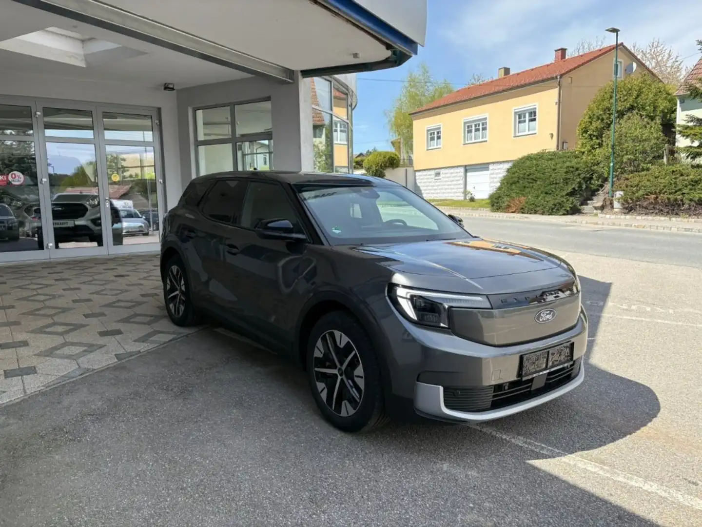 Ford Explorer Extended Range RWD 77kWh Grau - 2