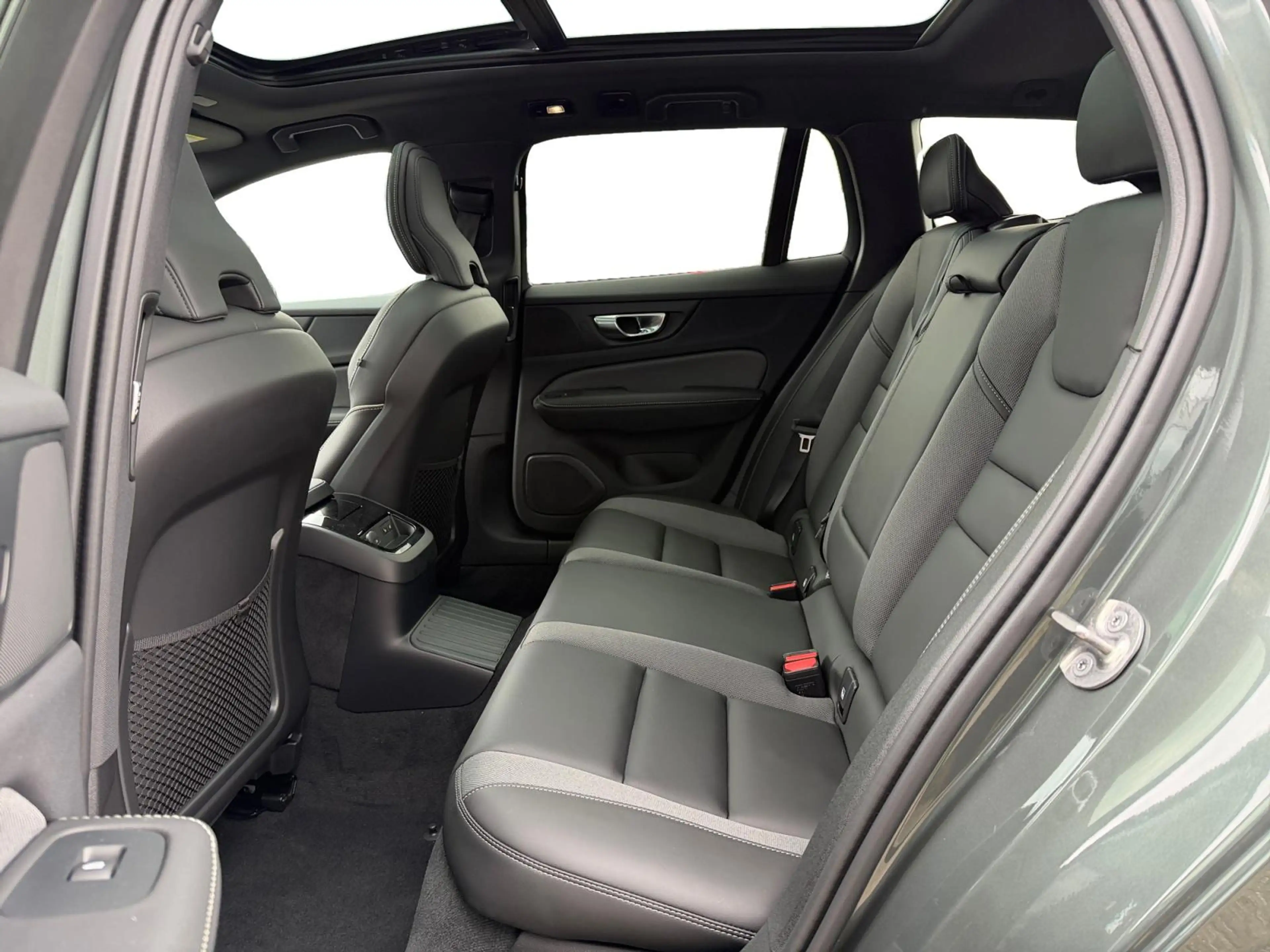 Volvo V60 2.0 T6 Plug-in hybrid AWD Plus Dark l Schuif/kante — photo 11
