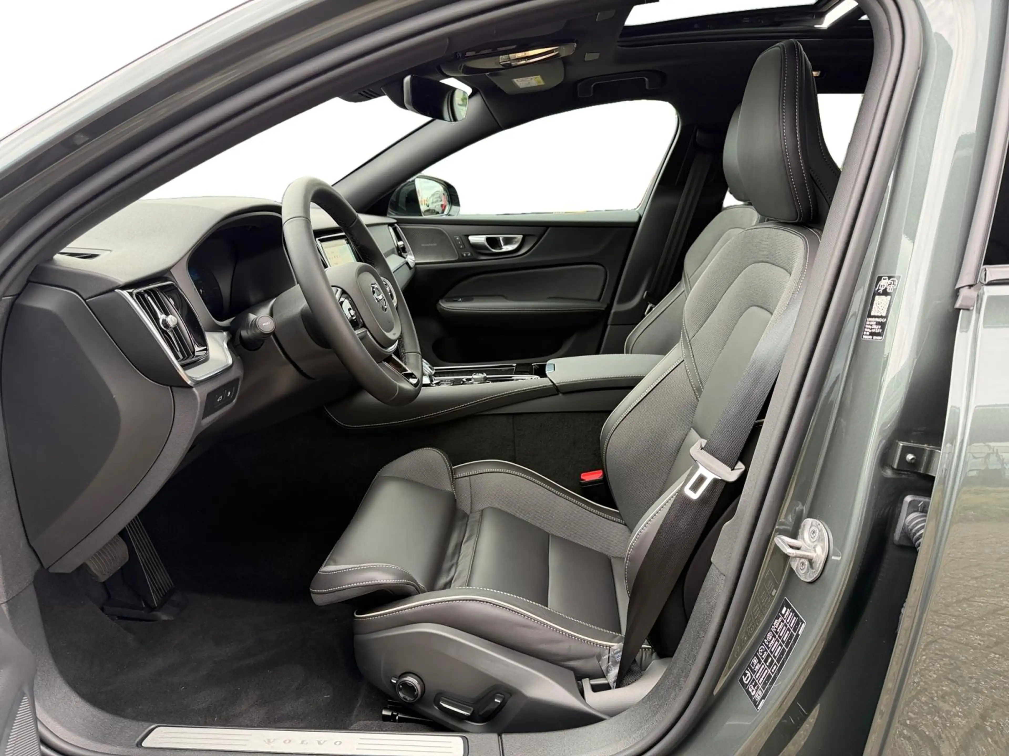 Volvo V60 2.0 T6 Plug-in hybrid AWD Plus Dark l Schuif/kante — photo 4