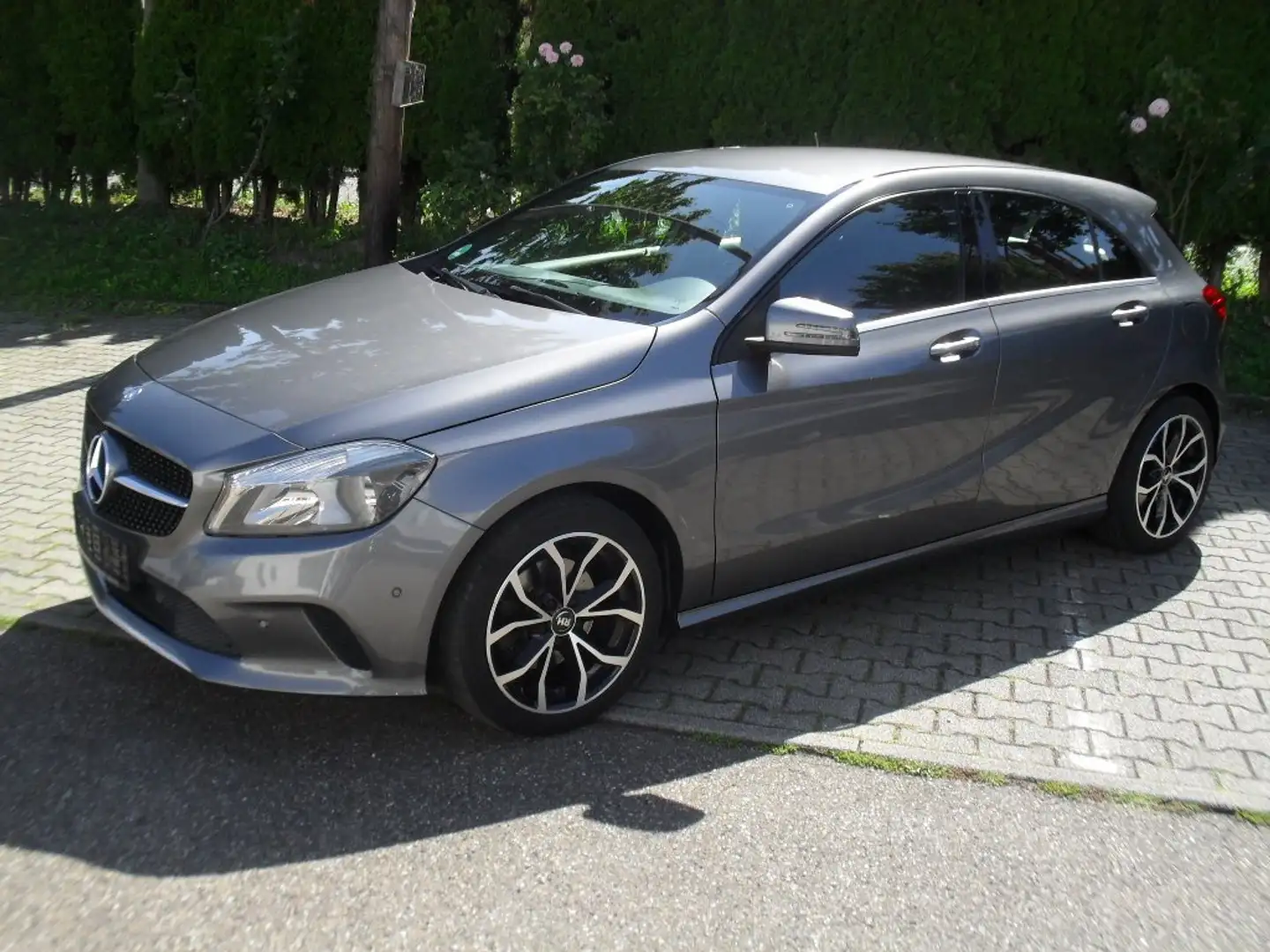 Mercedes-Benz A 180 Urban Navi Sportsitze gepflegt Gris - 1