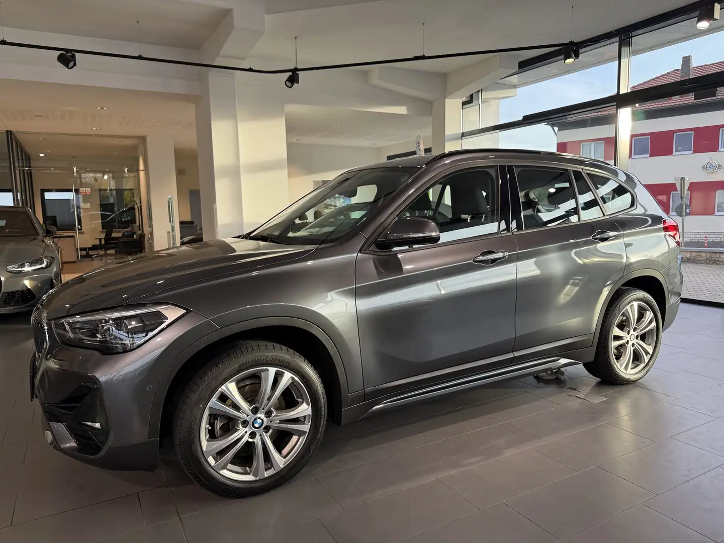 BMW X1 sDrive18i Sport Line LED Navi Komfortzg. Shz Grigio - 2