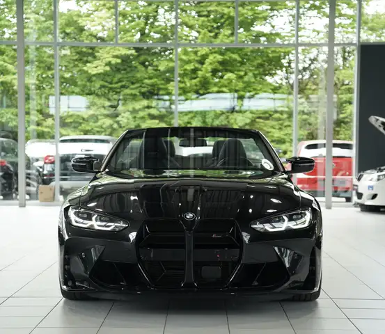 BMW M4 view 3