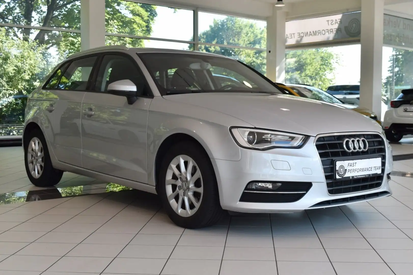 Audi A3 1.2 TFSI Sportback Attraction~Xenon~Klima~SHZ Silber - 2