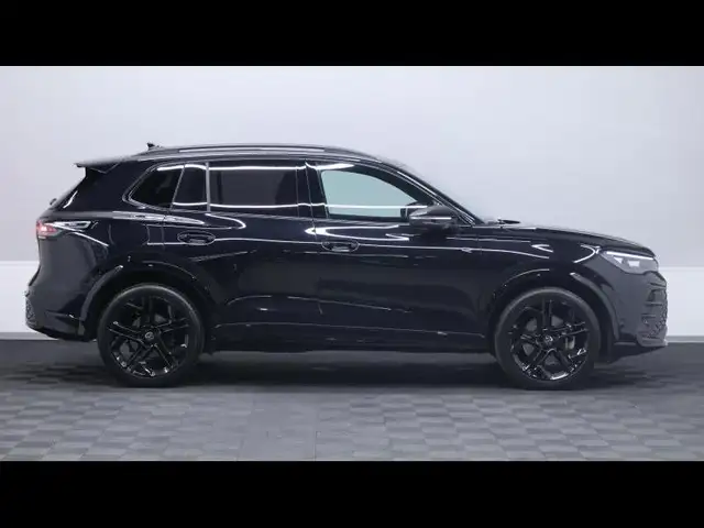 Volkswagen Tiguan view 3