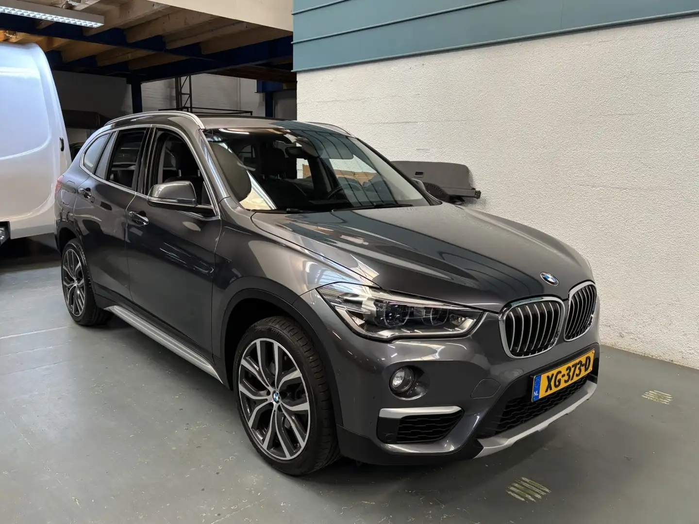 BMW X1 sDrive20i Orange Edition II Leder HeadUp PDC camer Grau - 1
