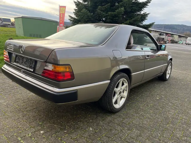 Mercedes-Benz Baureihe 124 view 6