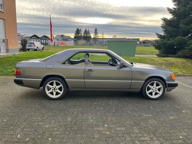 Mercedes-Benz Baureihe 124 view 7