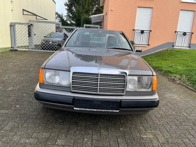 Mercedes-Benz Baureihe 124 view 4