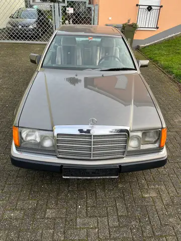 Mercedes-Benz Baureihe 124 view 2