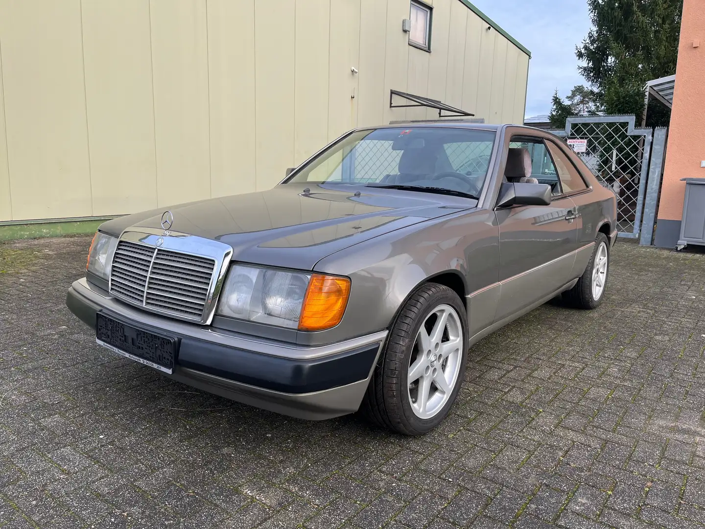 Mercedes-Benz Baureihe 124 230 CE Coupe Erstlack 2.Hand Unfall u. Rostfrei Gris - 1