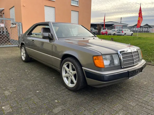 Mercedes-Benz Baureihe 124 view 3