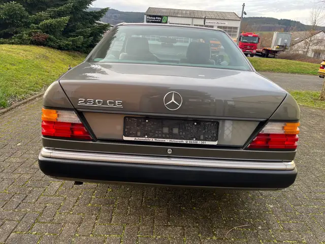 Mercedes-Benz Baureihe 124 view 8