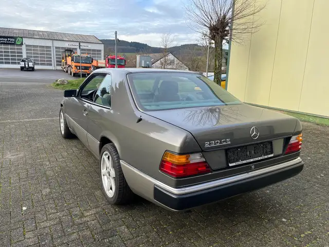 Mercedes-Benz Baureihe 124 view 5