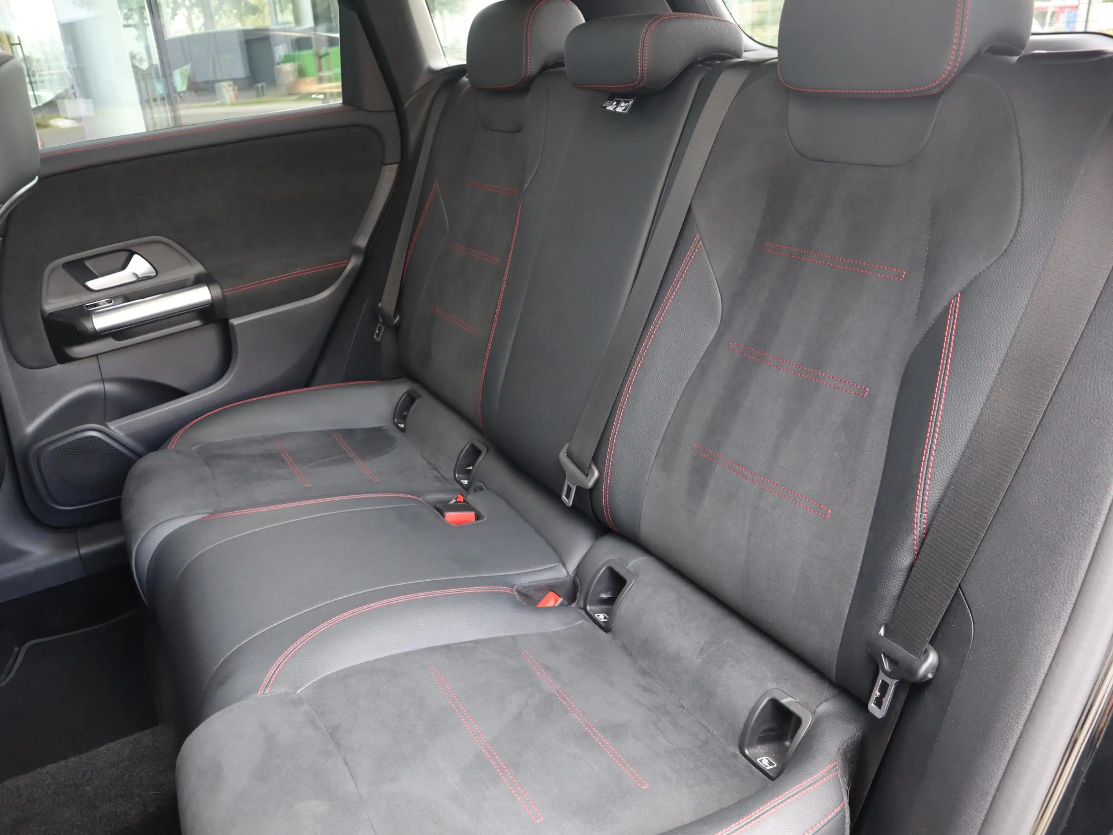 Mercedes-Benz B 200 AMG Line — photo 13