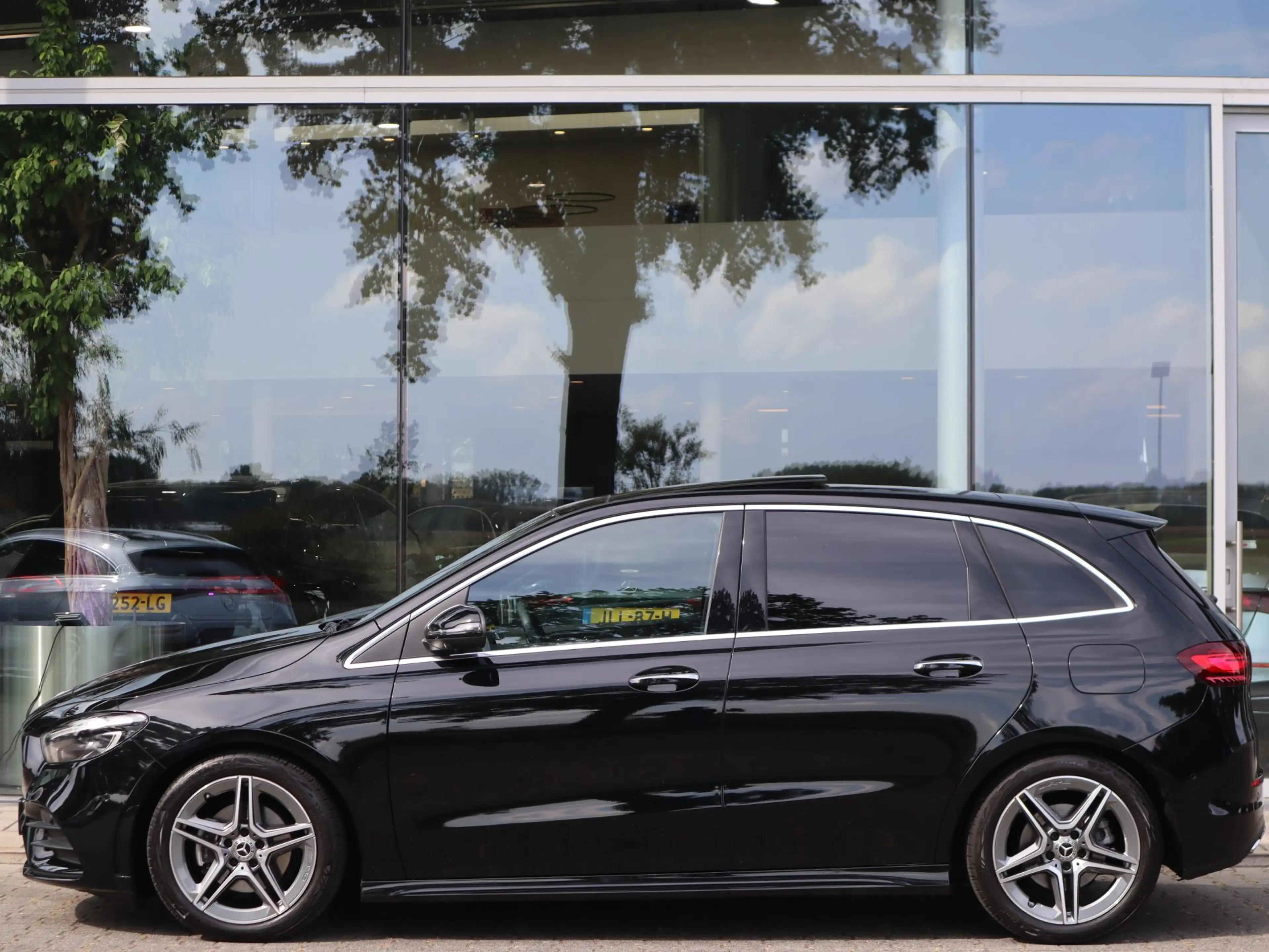 Mercedes-Benz B 200 AMG Line — photo 4