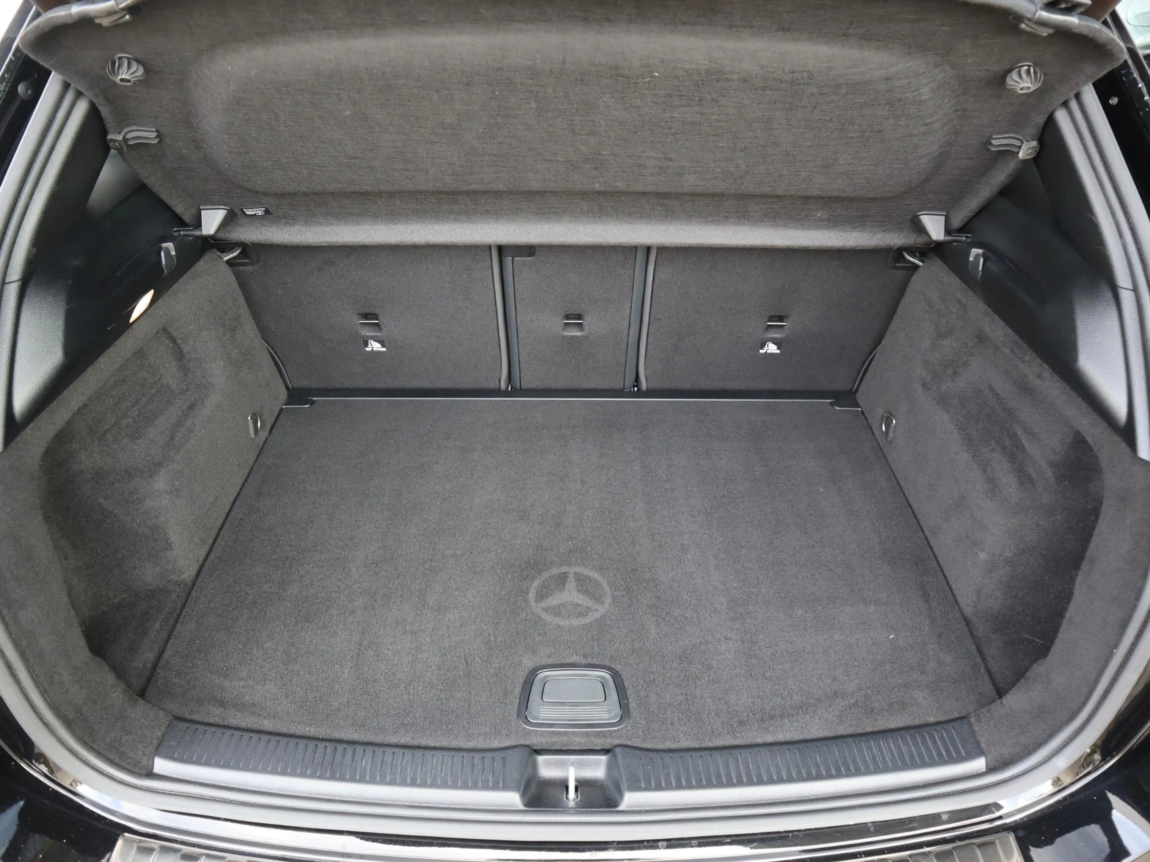 Mercedes-Benz B 200 AMG Line — photo 8
