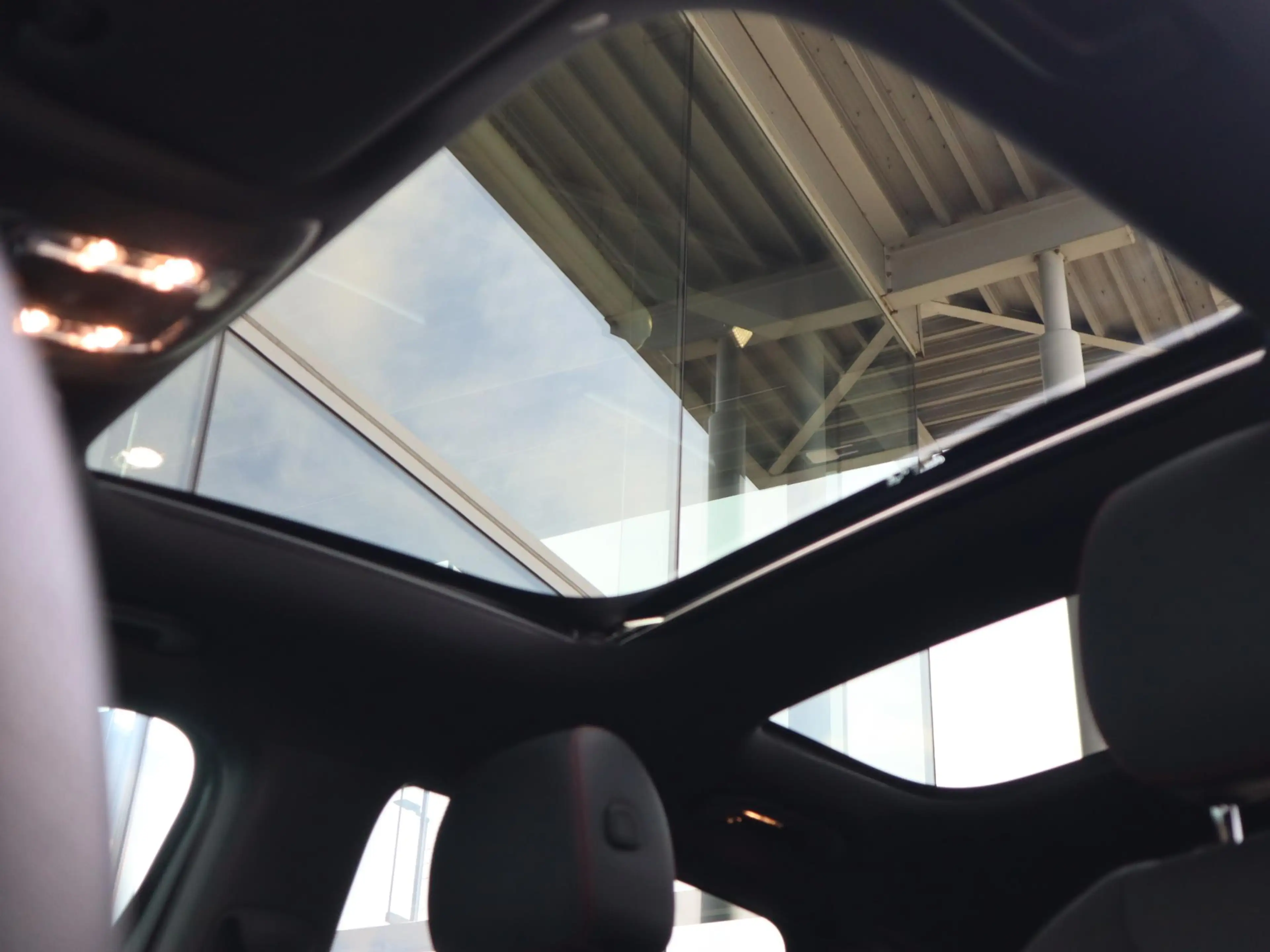 Mercedes-Benz B 200 AMG Line — photo 12