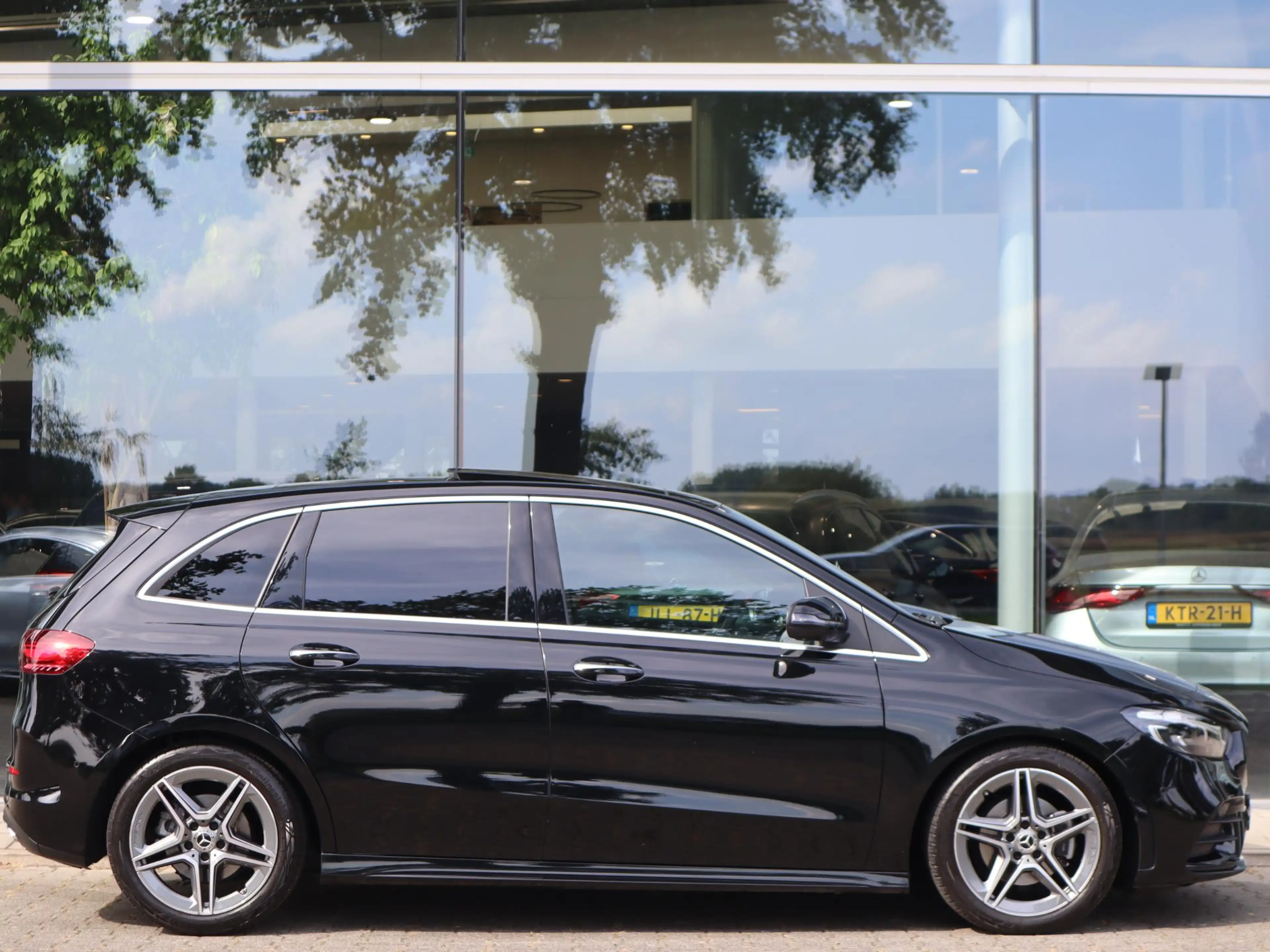 Mercedes-Benz B 200 AMG Line — photo 5