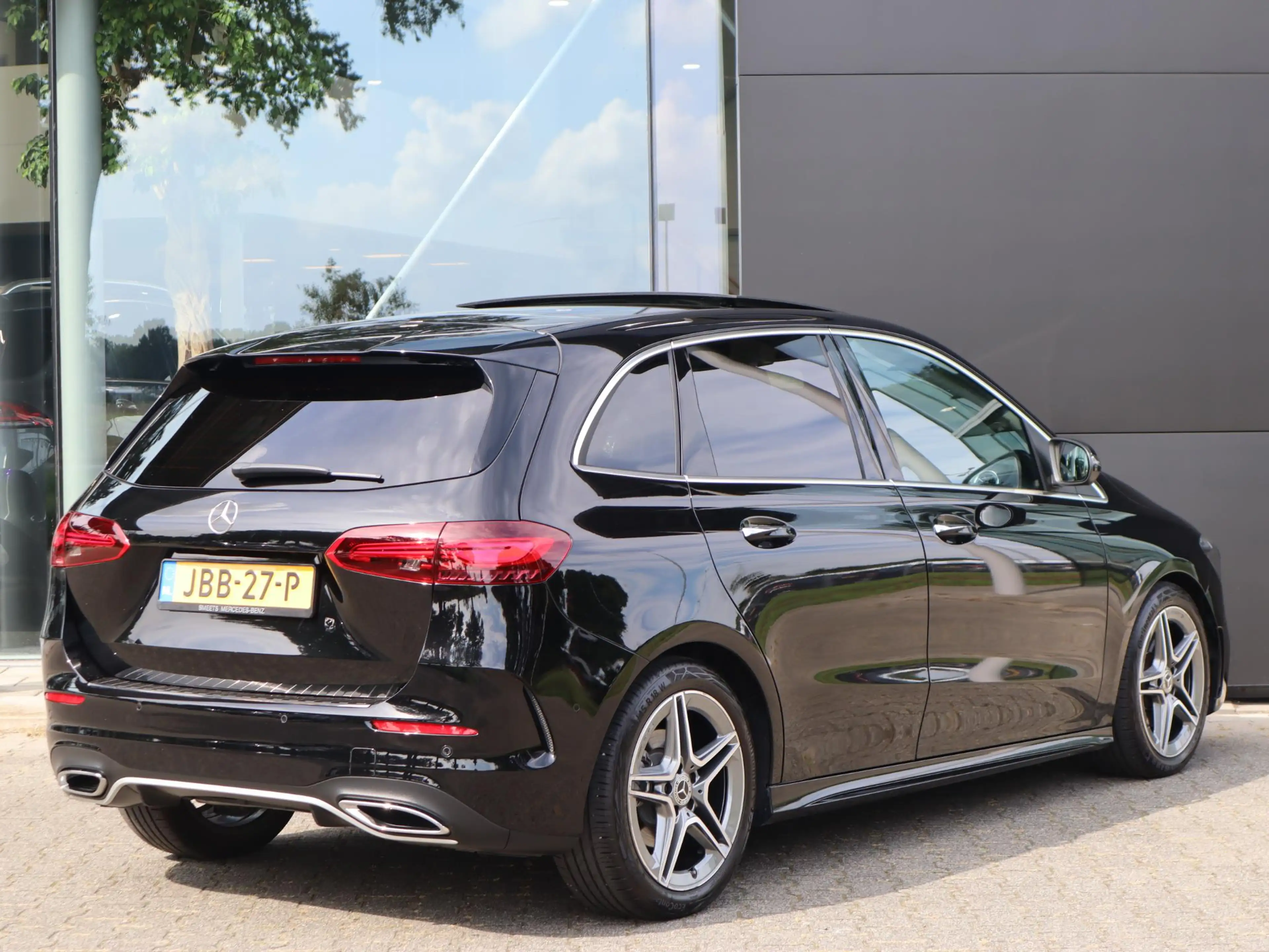 Mercedes-Benz B 200 AMG Line — photo 2