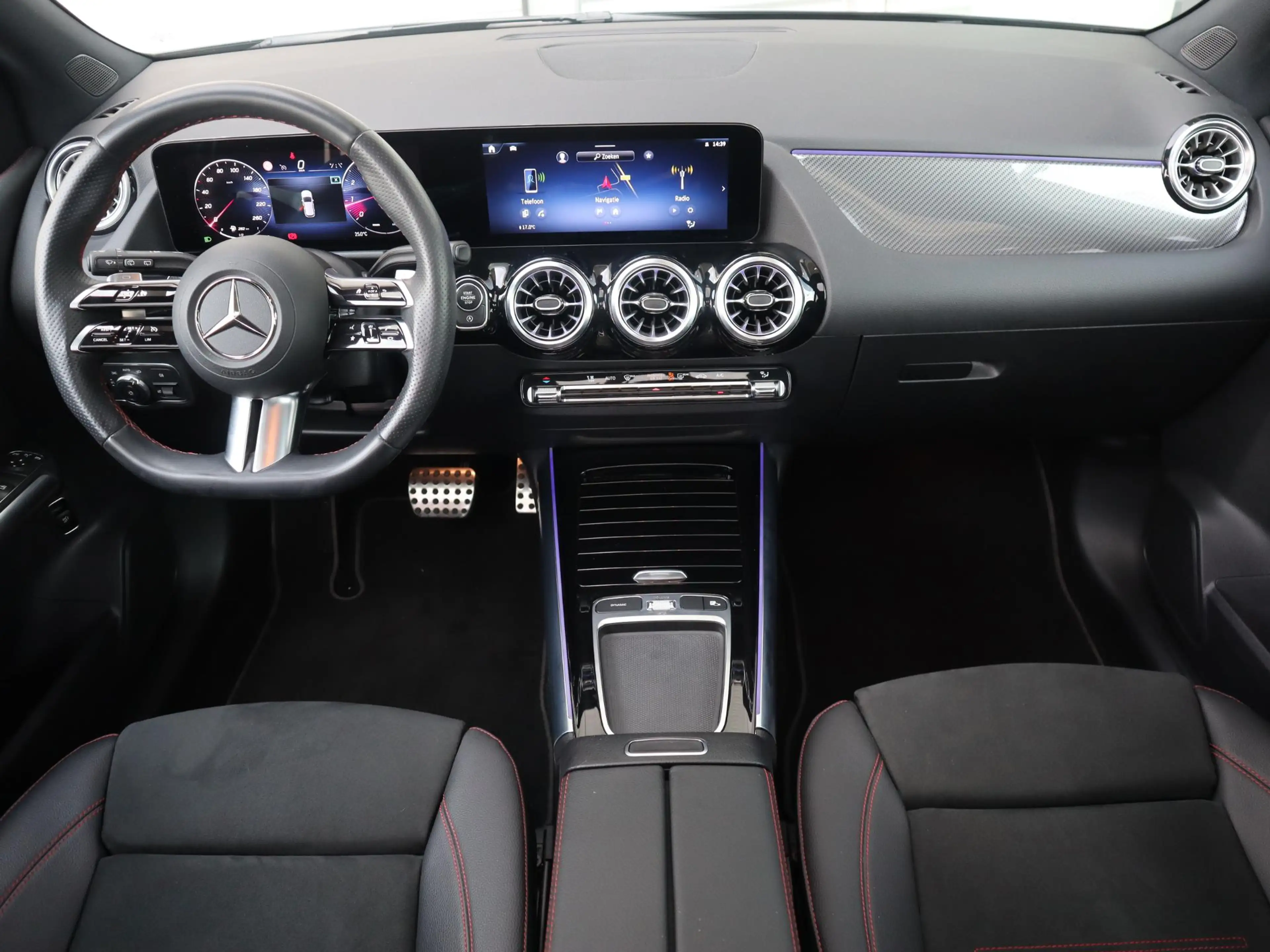 Mercedes-Benz B 200 AMG Line — photo 15