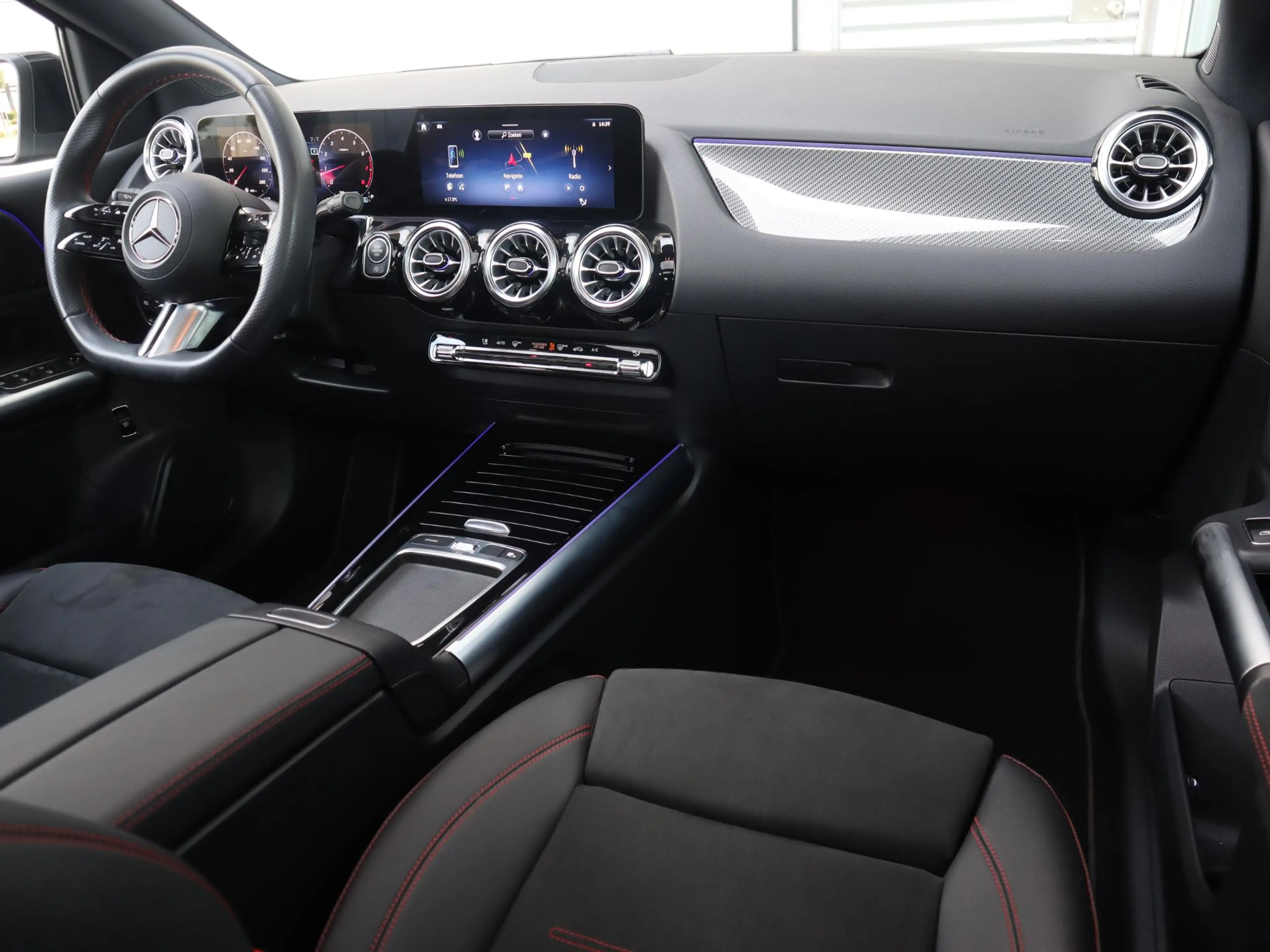 Mercedes-Benz B 200 AMG Line — photo 3