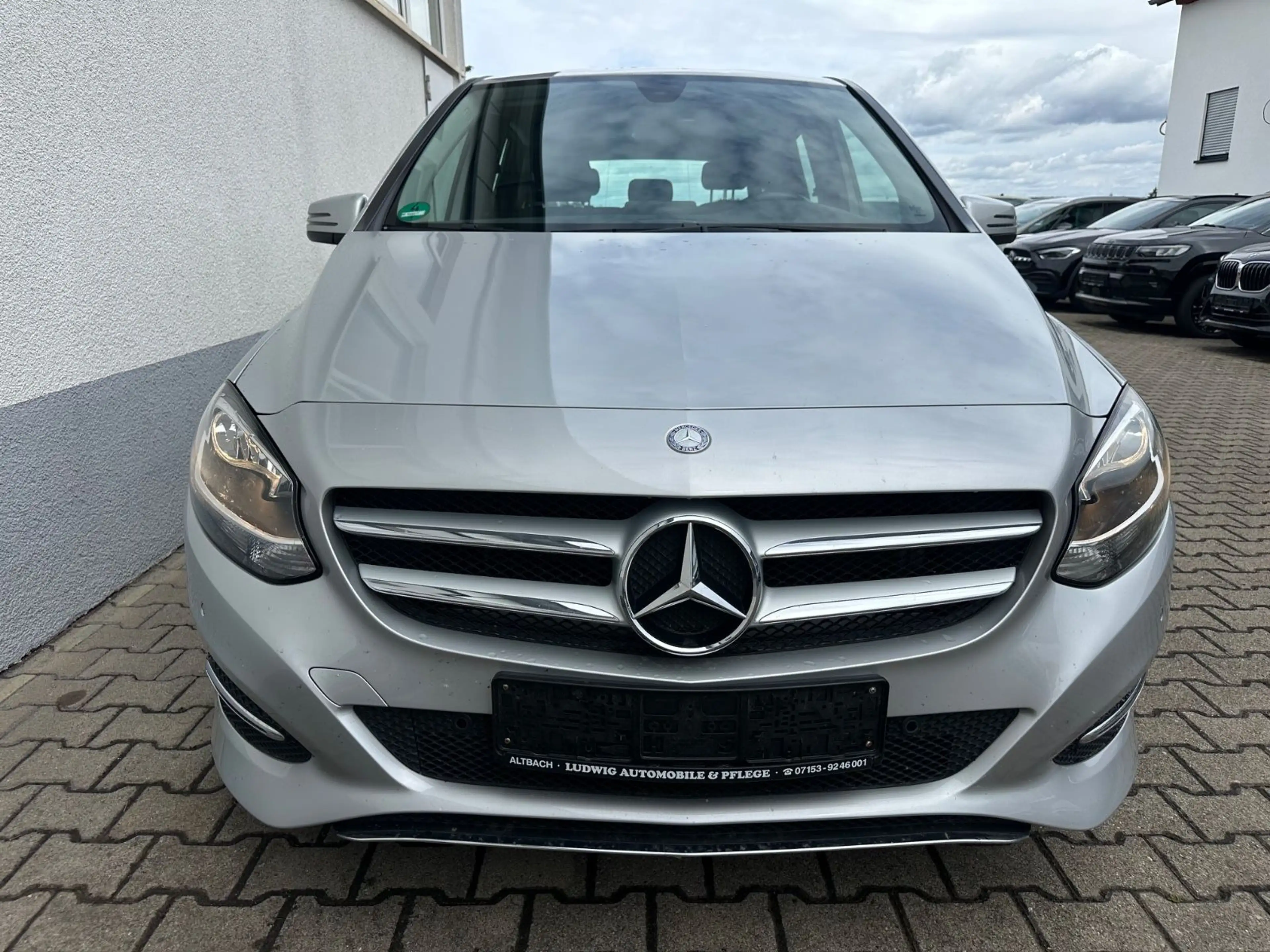 Mercedes-Benz B 180 NAVI PDC AHK Ambiente