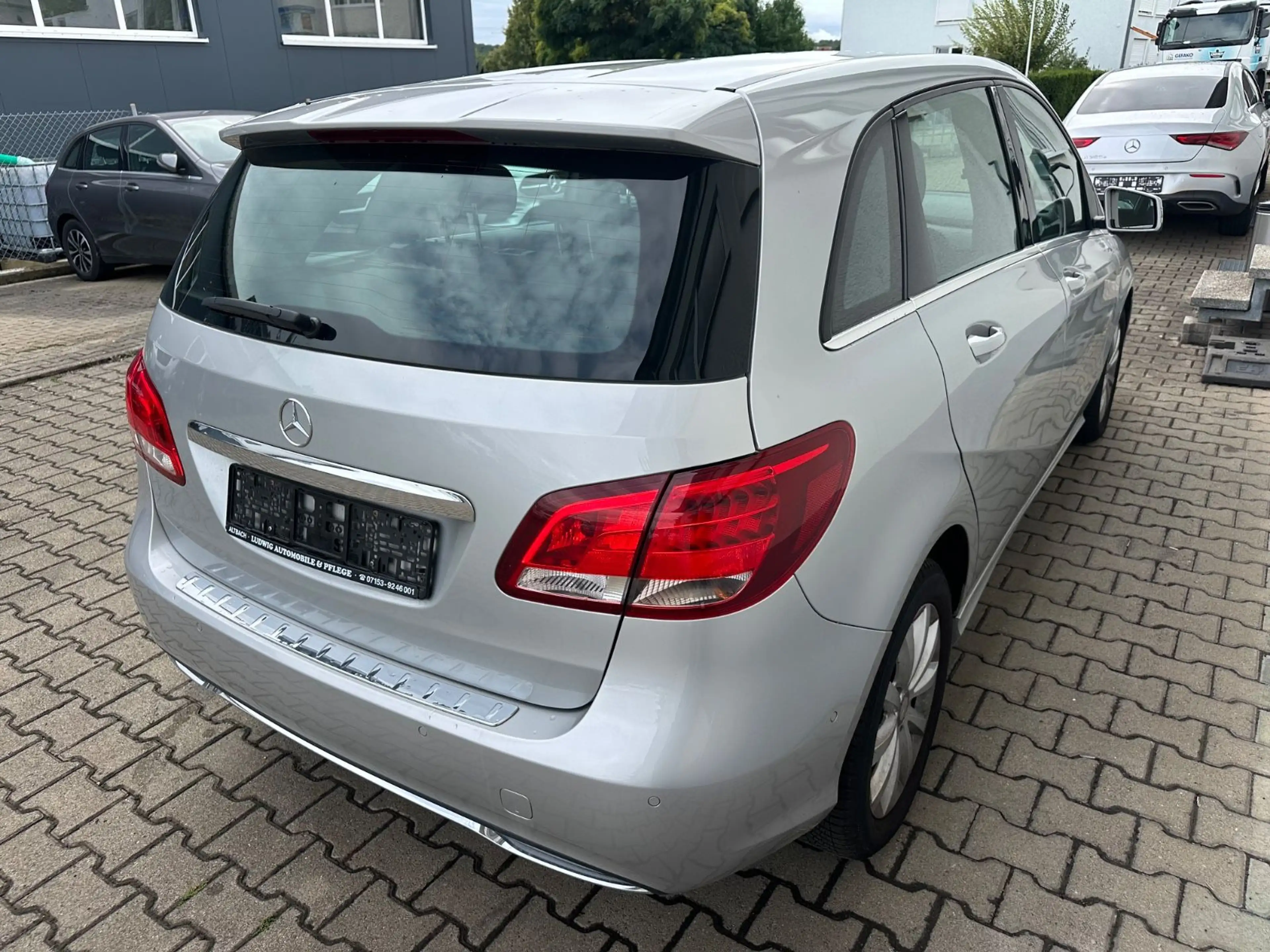 Mercedes-Benz B 180 NAVI PDC AHK Ambiente — photo 11