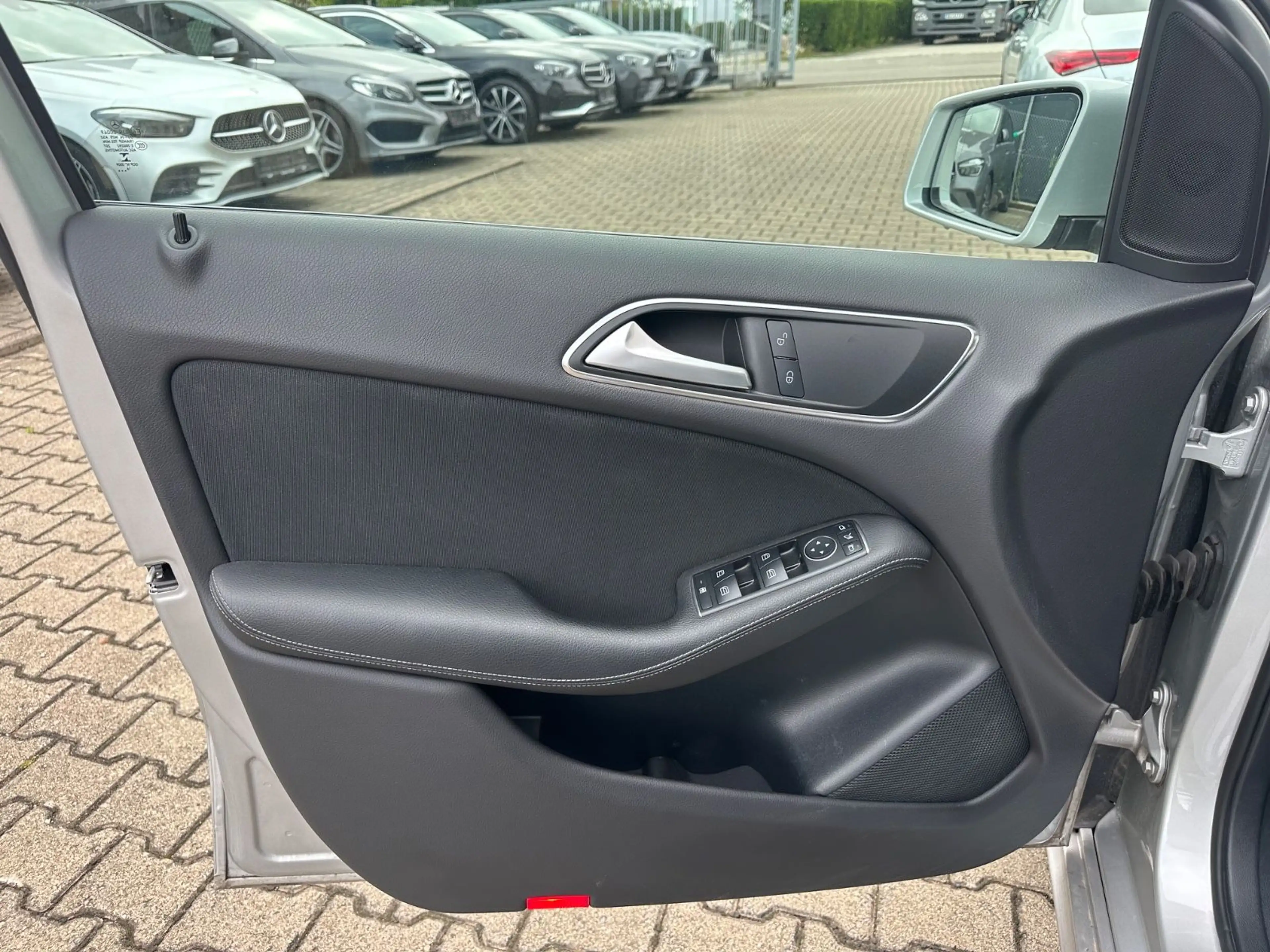Mercedes-Benz B 180 NAVI PDC AHK Ambiente — photo 13