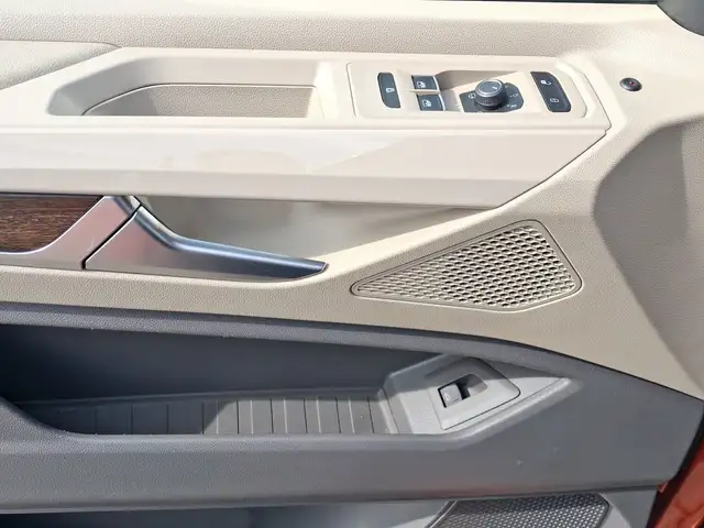 Volkswagen Multivan view 8
