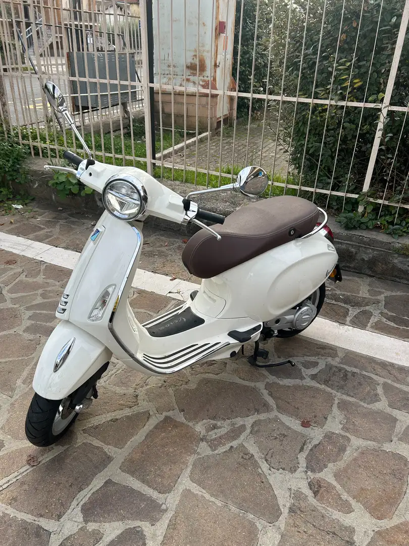 Vespa Primavera 50 4T 3V Bianco - 1