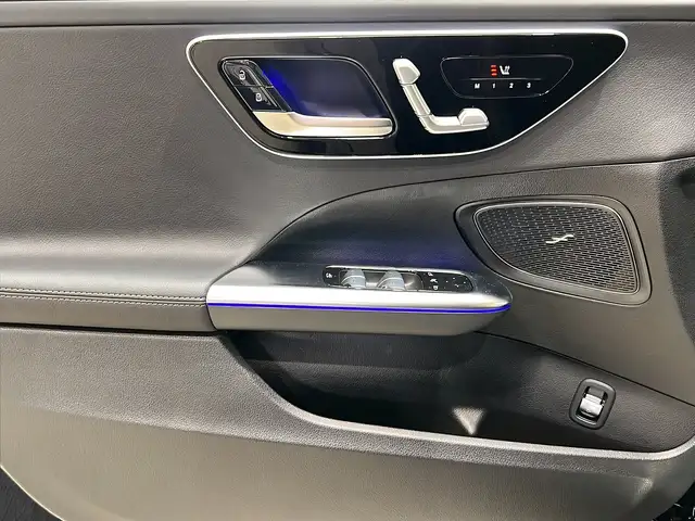 Mercedes-Benz 220 view 13