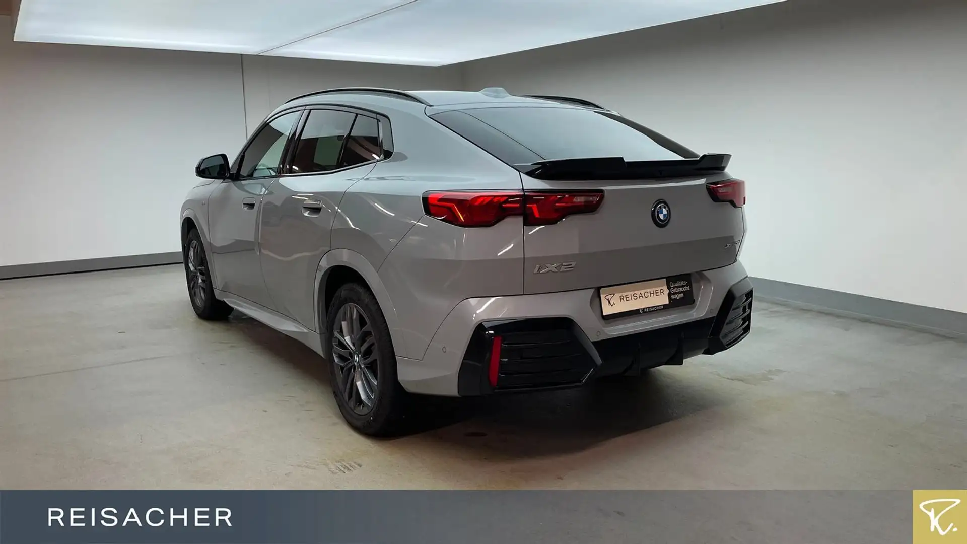 BMW iX2 A xDrive30 M-Sport PRO,AHK,ACC,HUD Grau - 2