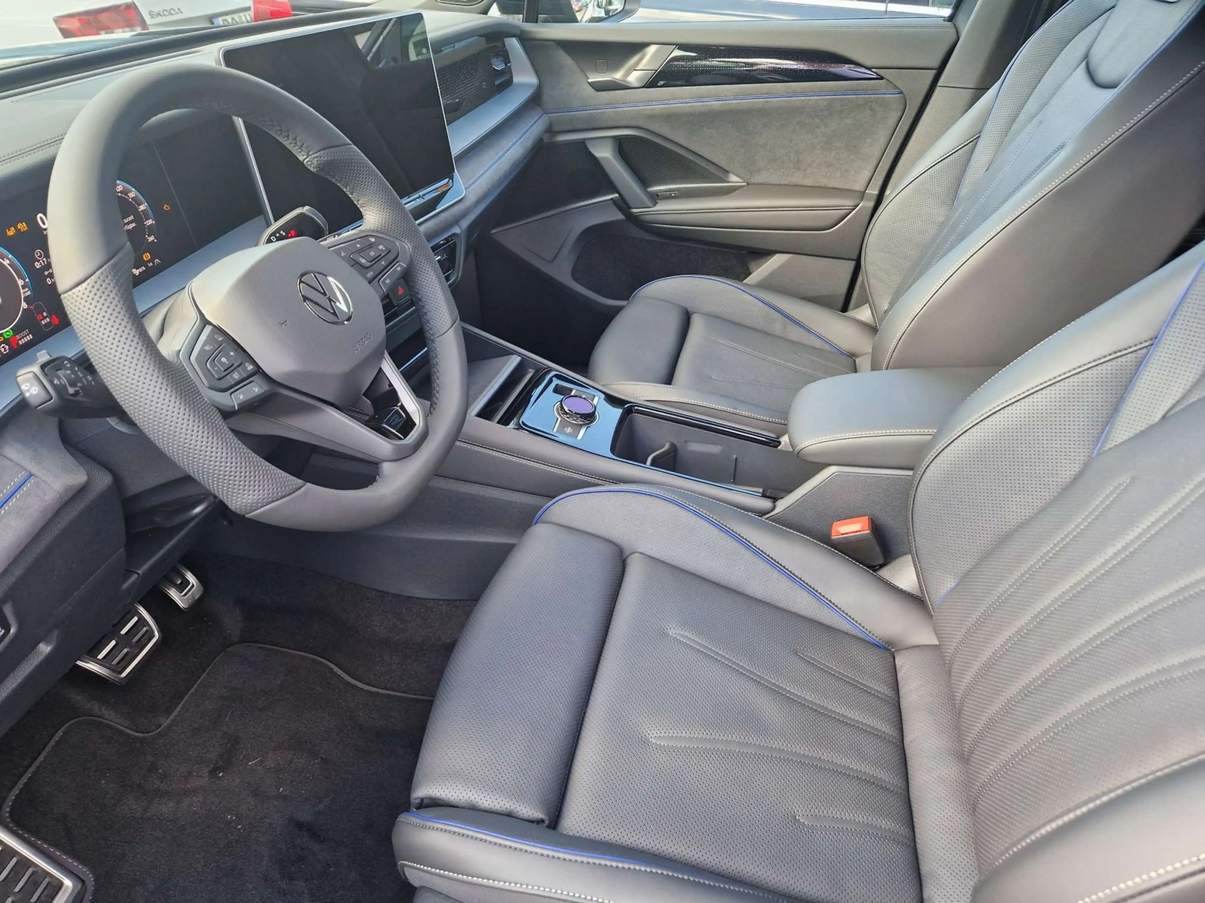 Volkswagen Tayron 1,5 eHybrid DSG R-LINE BLACK STYLE PANO LEDER A... — photo 3