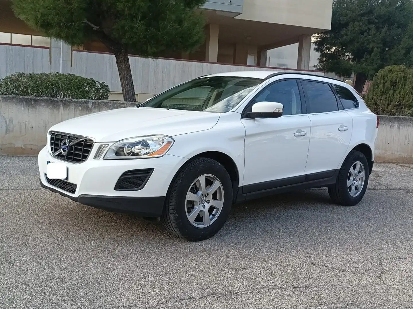 Volvo XC60 XC60 2.0 d4 (d3) Momentum Bianco - 1