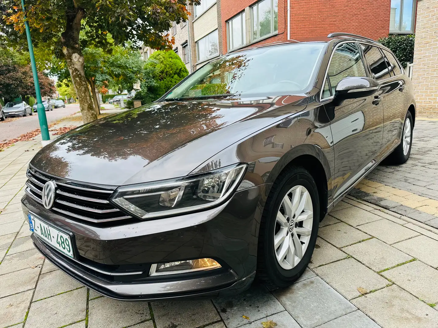 Volkswagen Passat Variant SW 1.6 CR TDi Highline DSG AIRCO GPS 8950€ Bruin - 1