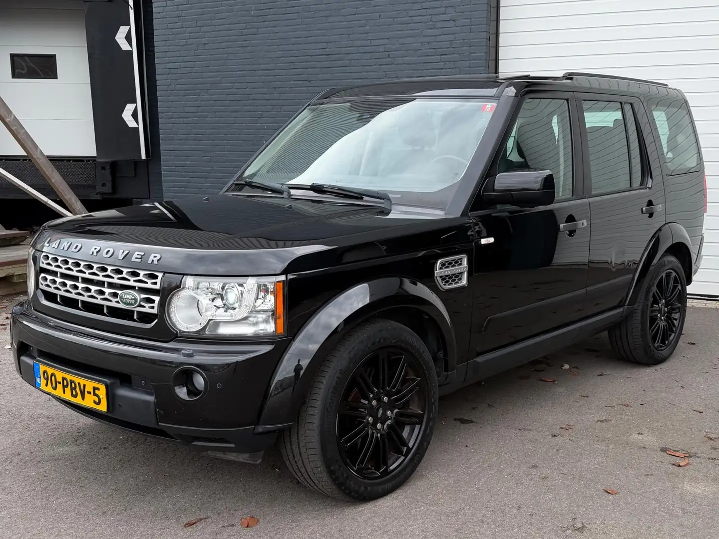 Land Rover Discovery 3.0 SDV6 HSE PANO/H-K/LEDER/CAMERA/NAVI/ Zwart - 2