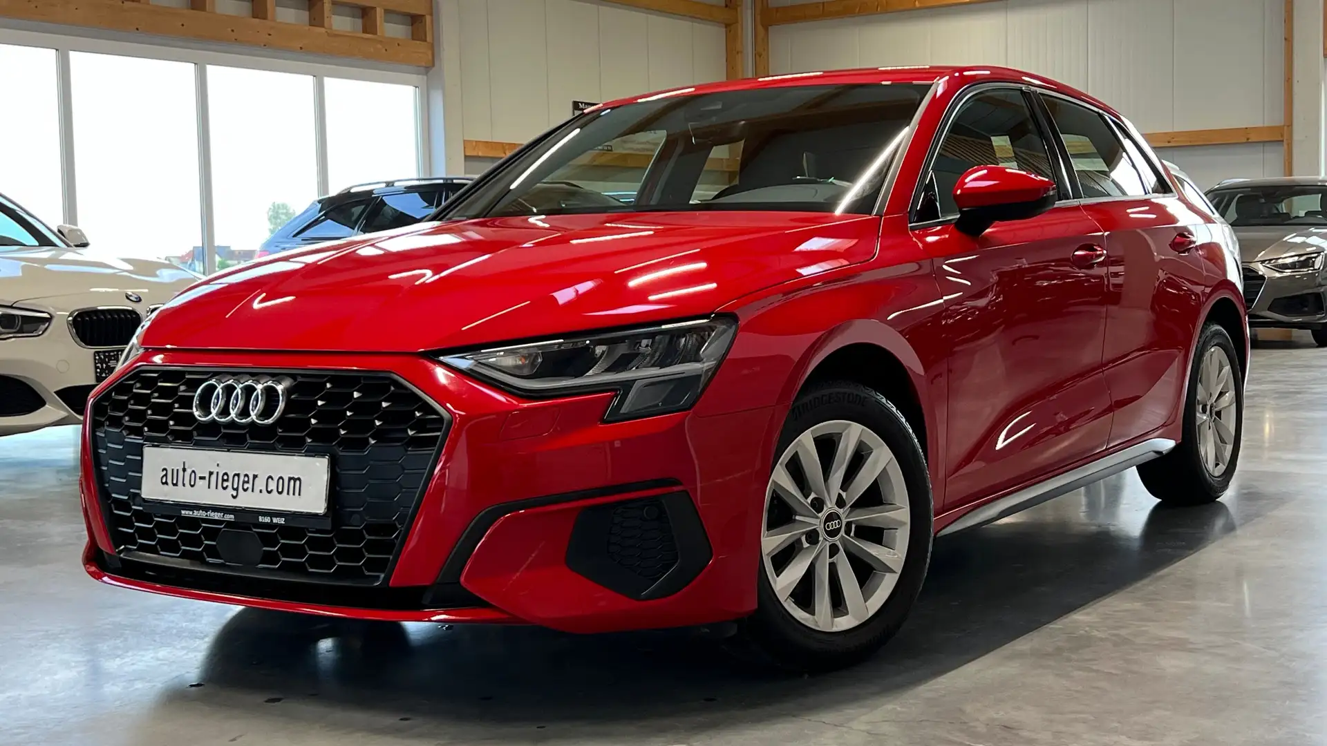 Audi A3 35 TFSI LED, Sportsitze, Virtual Rojo - 2