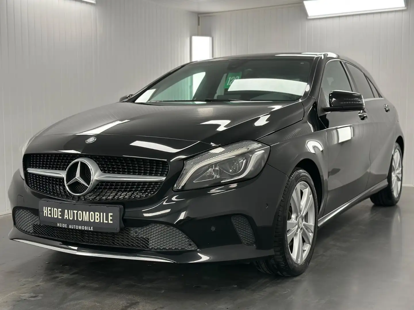 Mercedes-Benz A 180 BlueEfficiency Parkpaket Navigation Noir - 1