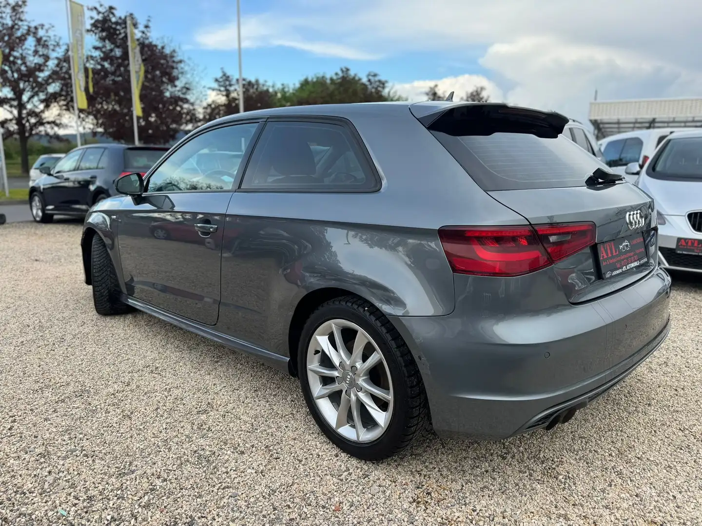 Audi A3 attraction ultra S-Line Gris - 2