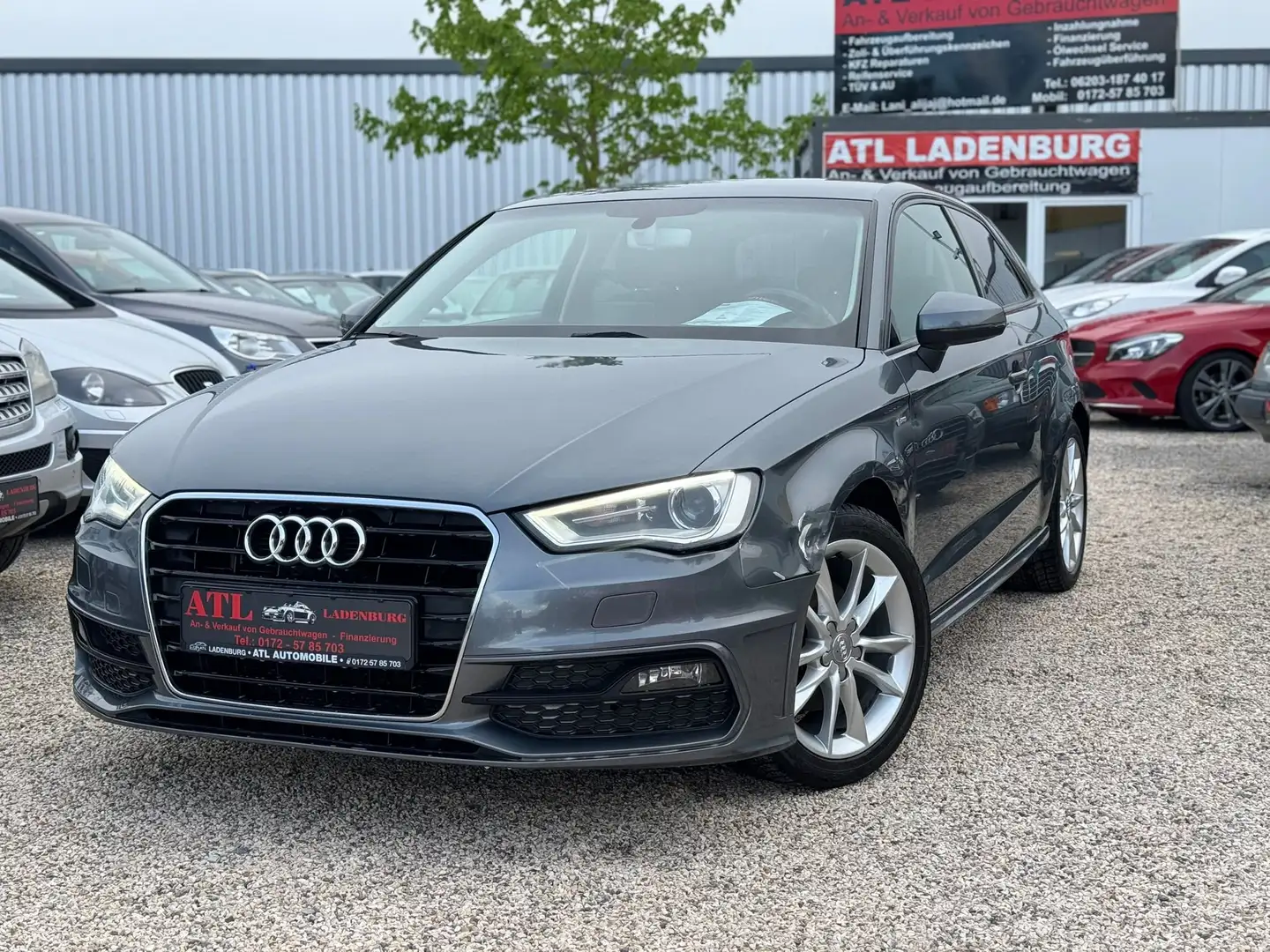 Audi A3 attraction ultra S-Line Gris - 1