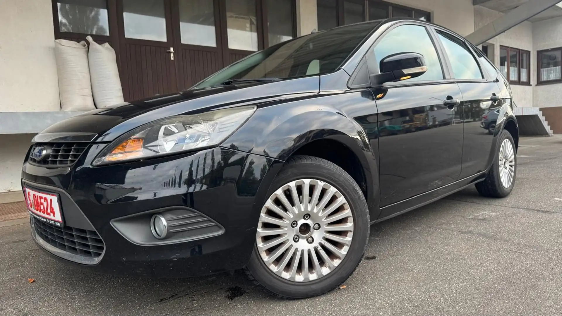 Ford Focus FOCUS +1.6 +TÜV+GARANTIE+KLIMATRO.+TEMPO.+5TÜRIG Schwarz - 1