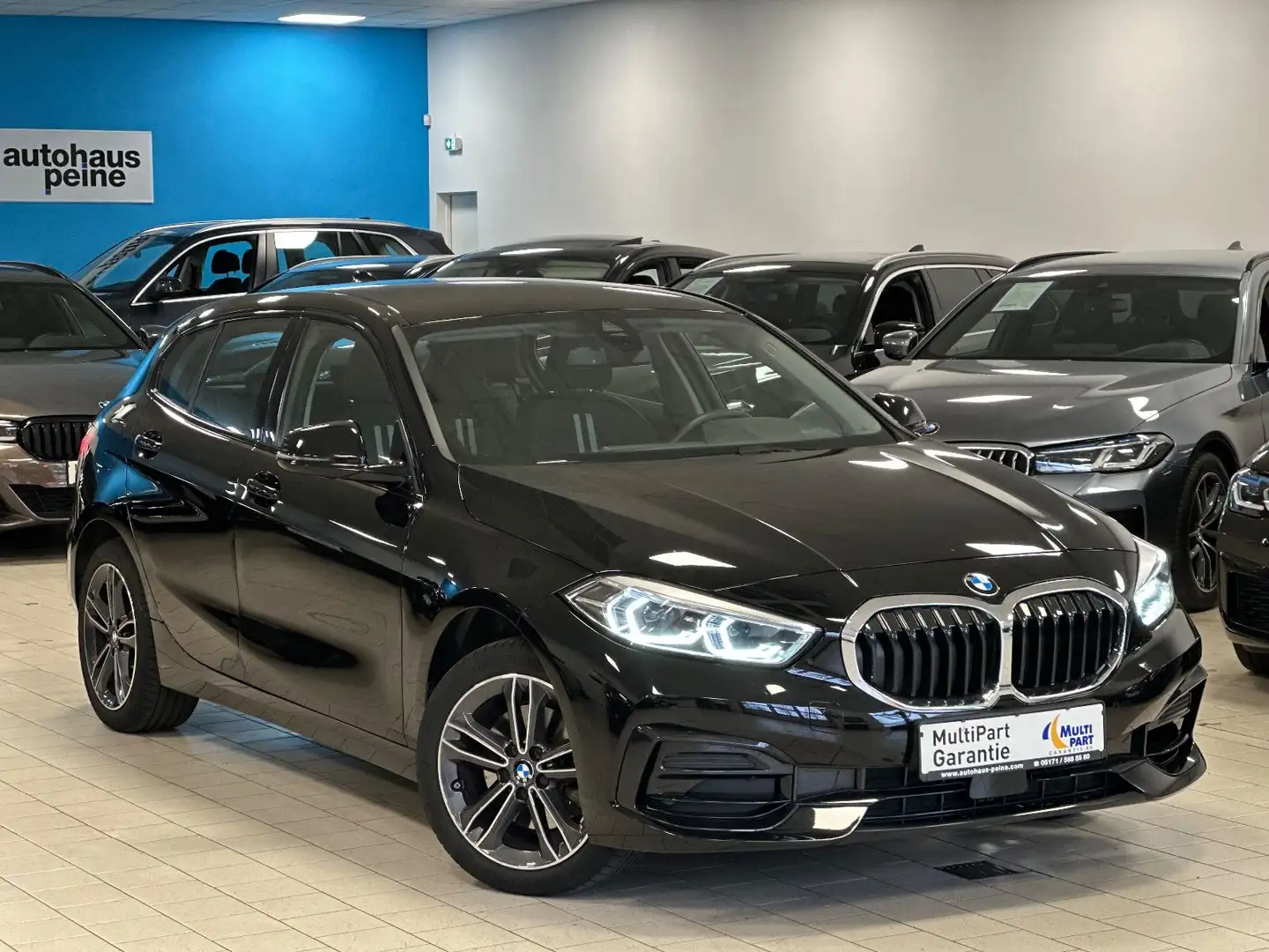 BMW 116 i Sport Line Aut/AHK/LED/ParkSys/LenkrHeiz Schwarz - 1