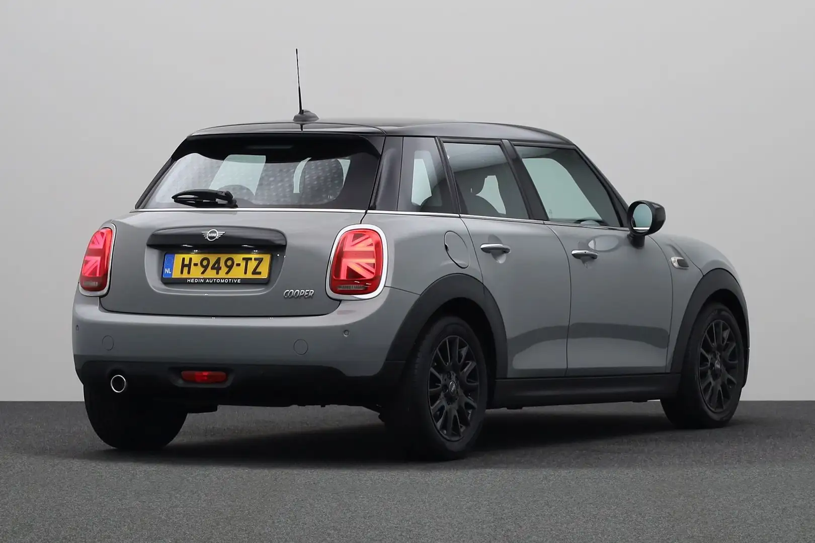 MINI Cooper 5-deurs 1.5 Pepper | 16" LM Victory Spoke zwart | Grijs - 2
